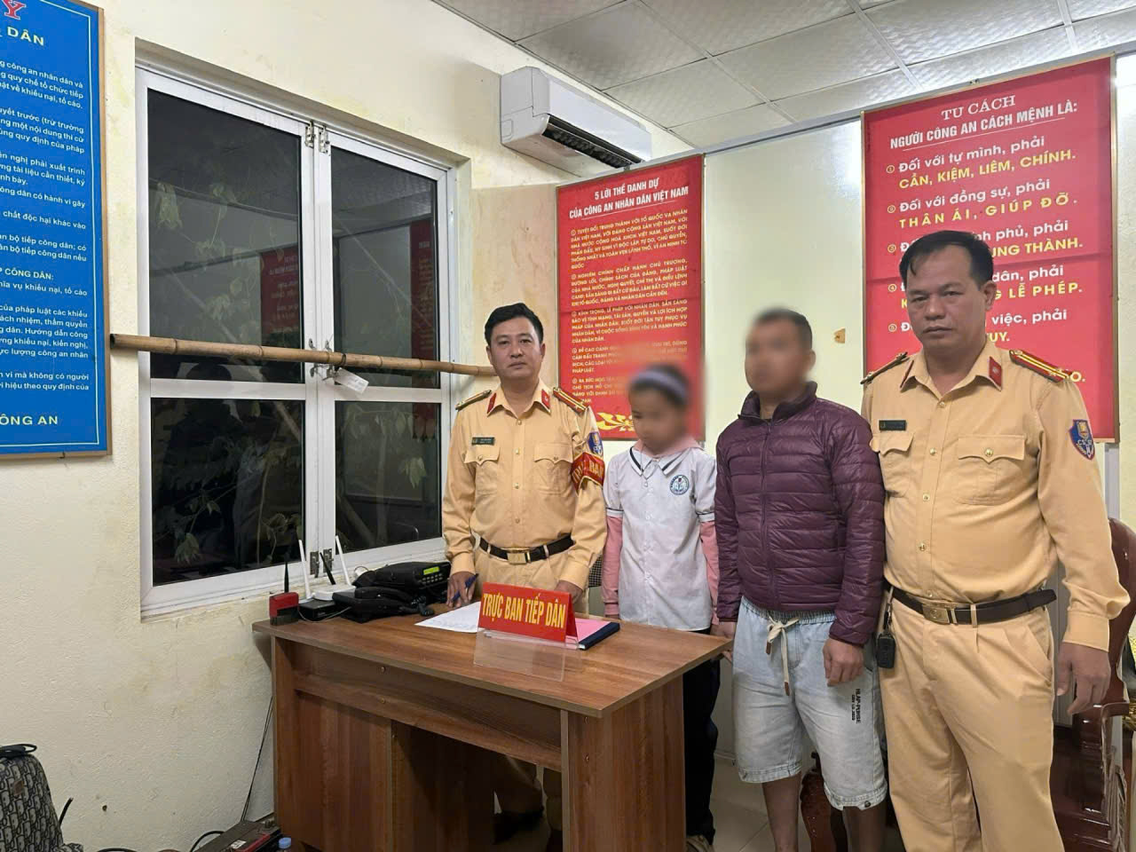 Trạm Cảnh sát đường thuỷ Bạch Đằng (Phòng Cảnh sát giao thông) kịp thời giúp đỡ 02 người dân bị lạc